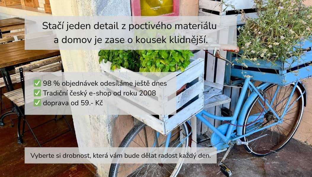 Modré retro kolo s bílou bedýnkou s bylinkami před domem – reklamní banner Novaline.cz s benefity: 9