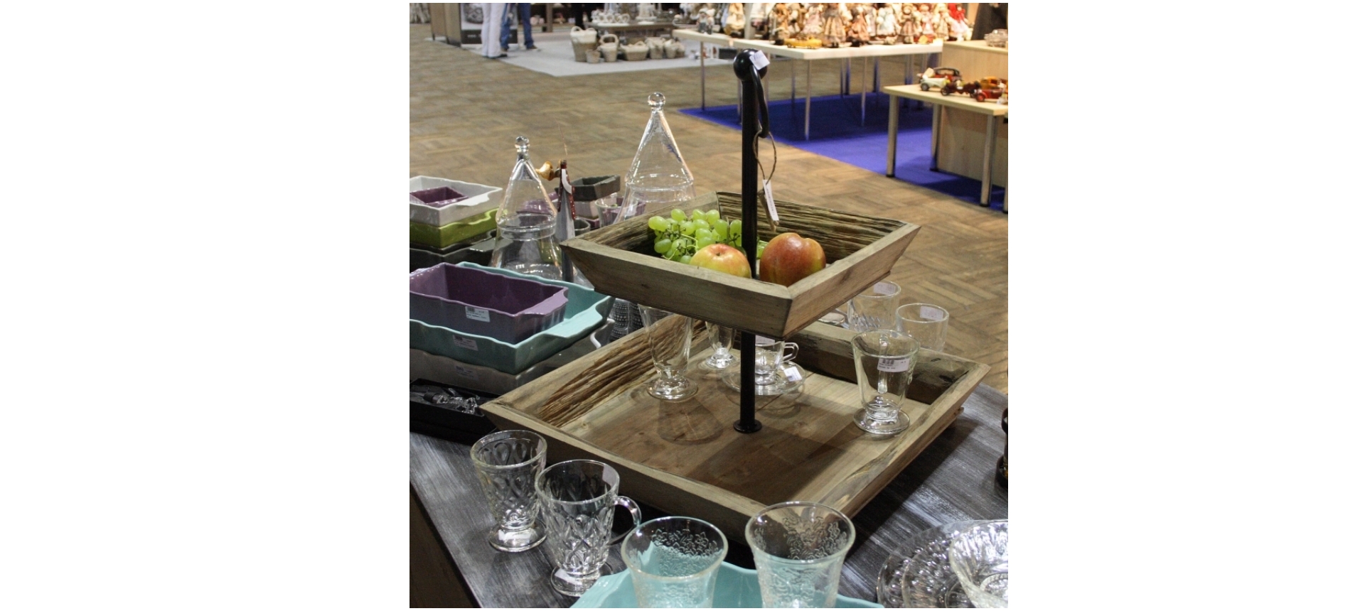 dreven&yacute; etaž&eacute;r na recepciu