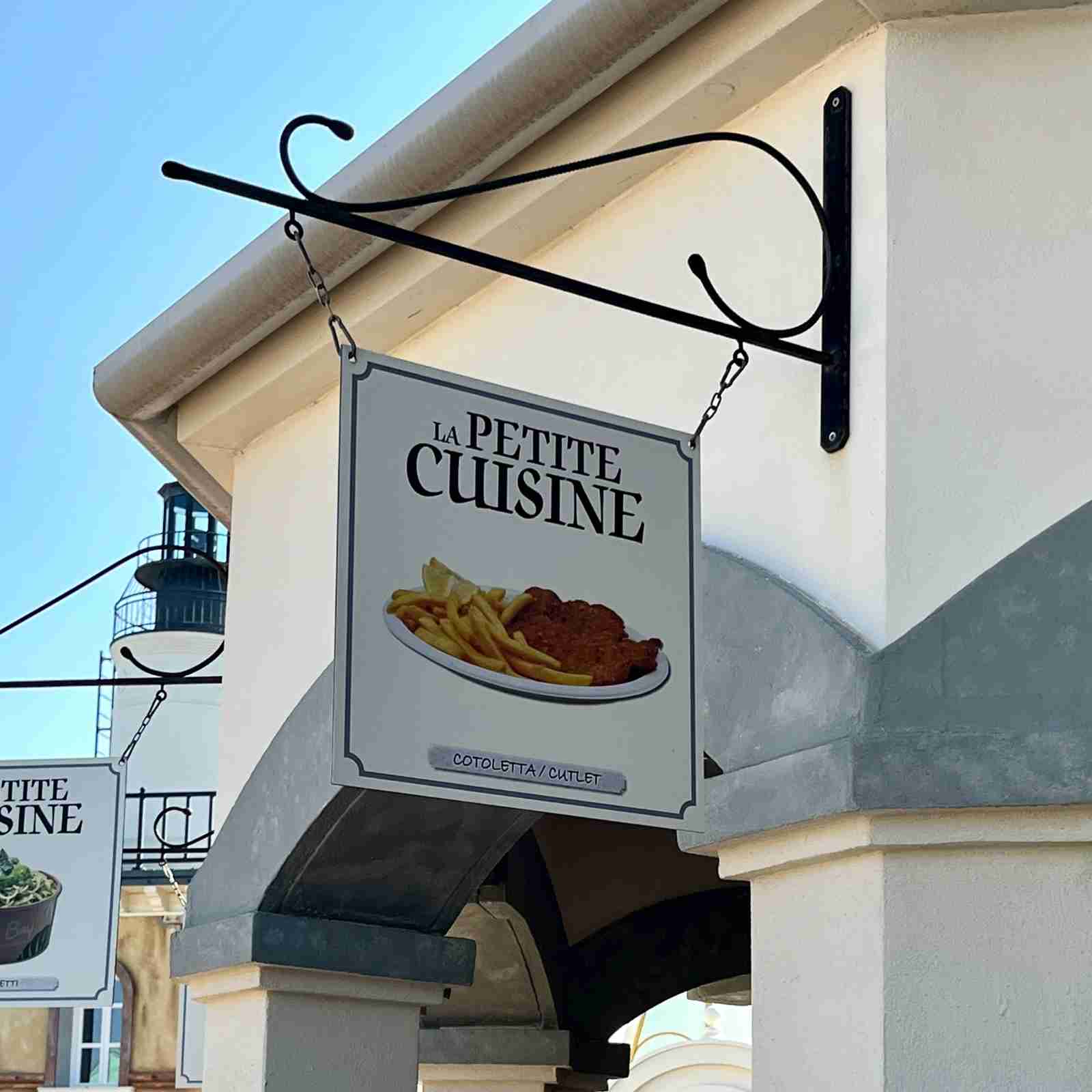 reklamn&iacute; poutač - v&yacute;věsn&iacute; &scaron;t&iacute;t před provozovnu