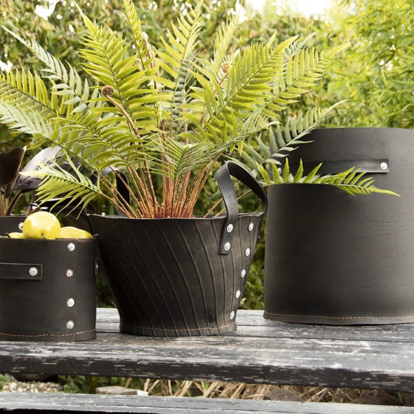 2 kusy květináčů z RECYKLOVANÉ PNEU 44,5/40,5 cm