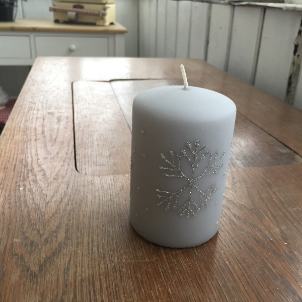 Adventní svíčky sněhová vločka válec šedý 7x10cm