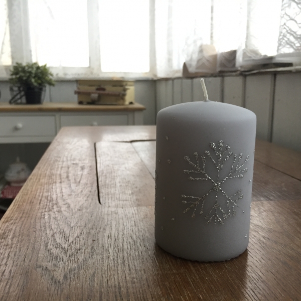 Adventní svíčky sněhová vločka válec šedý 7x10cm