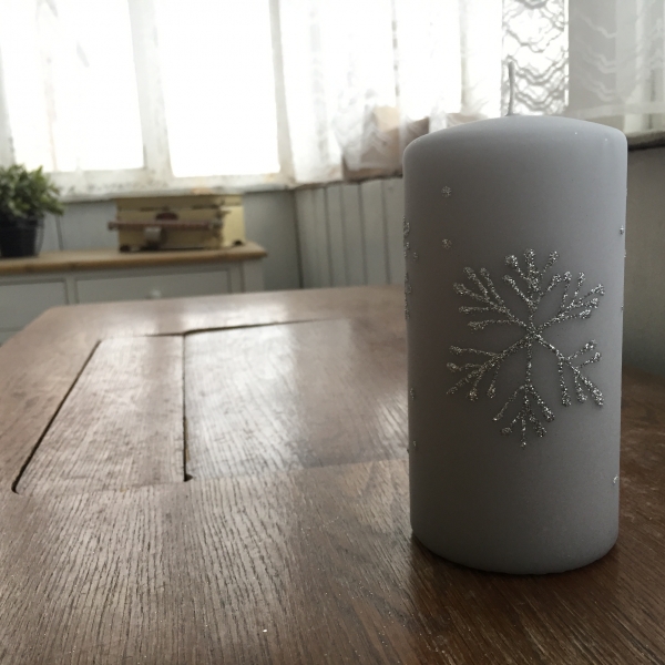 Adventní svíčky sněhová vločka válec šedý 7x14cm