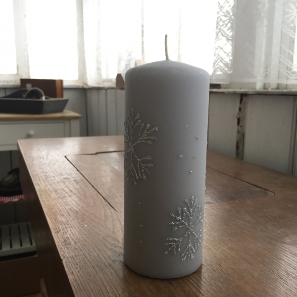 Adventní svíčky sněhová vločka válec šedý 7x18cm