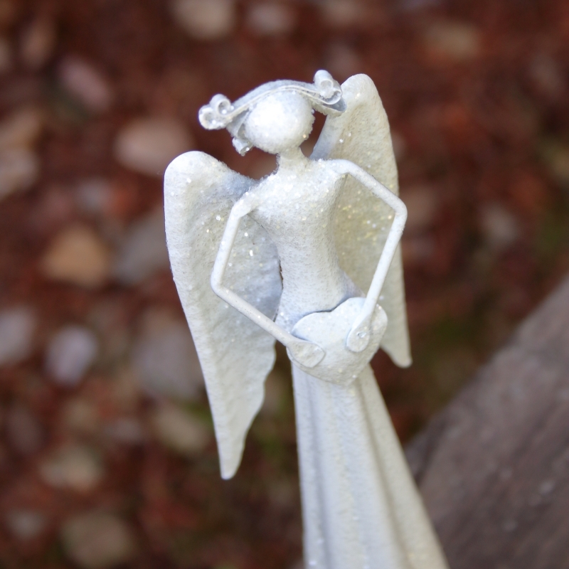 Anděl kovový se srdcem bílý třpytivý 25cm