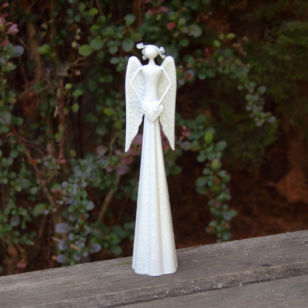 Anděl kovový se srdcem bílý třpytivý 25cm