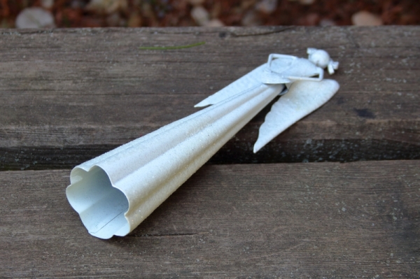 Anděl kovový se srdcem bílý třpytivý 25cm