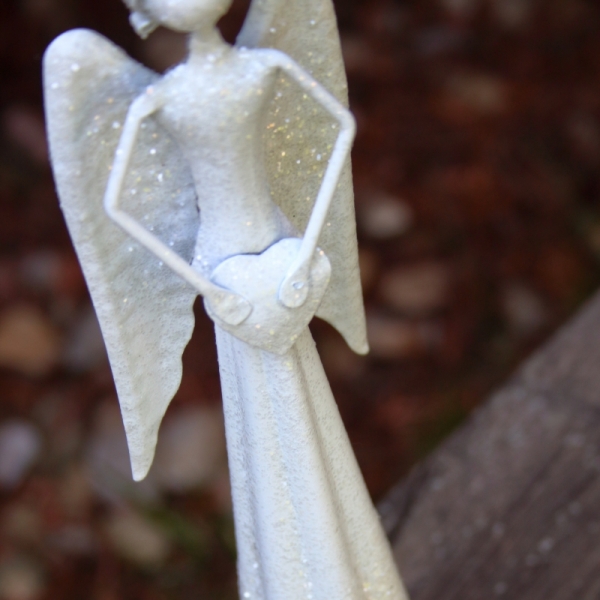 Anděl kovový se srdcem bílý třpytivý 25cm