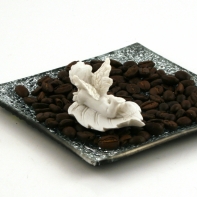 Anděl s lístkem 6x4x3cm polyresin