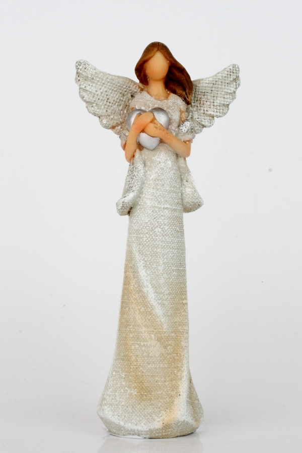 Anděl se srdcem v dlaních 18cm