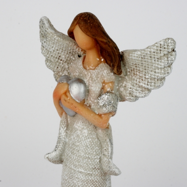 Anděl se srdcem v dlaních 18cm