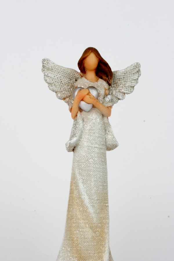 Anděl se srdcem v dlaních 18cm