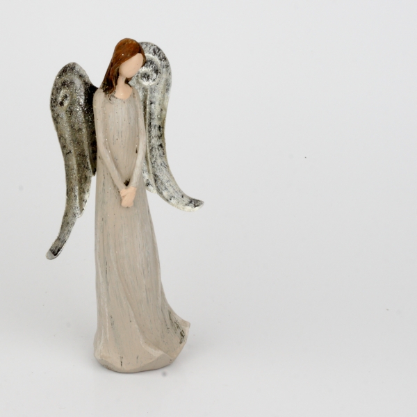 Anděl soška s kovovými křídly