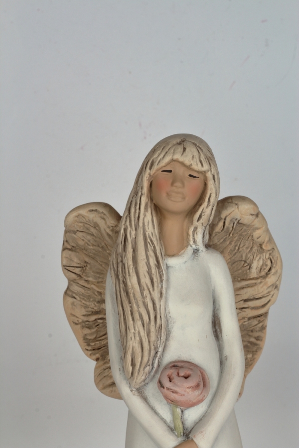 Anděl víla stojící s růží 31cm