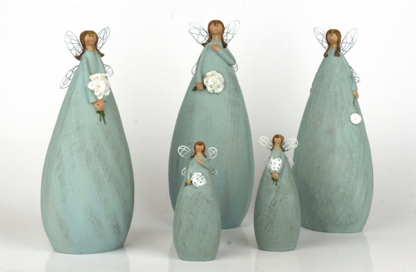 Andělka v modrých šatech Ruka na srdci 27cm