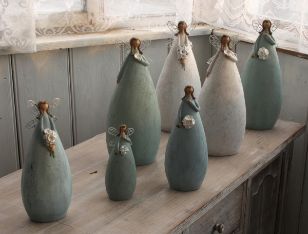 Andělka v modrých šatech s květinou 27cm