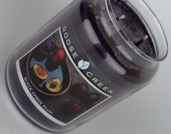 Aromatická svíčka ve skle černá jantarová slivovice 680g