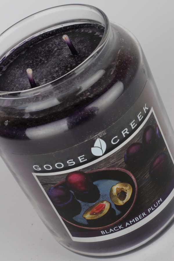 Aromatická svíčka ve skle černá jantarová slivovice 680g