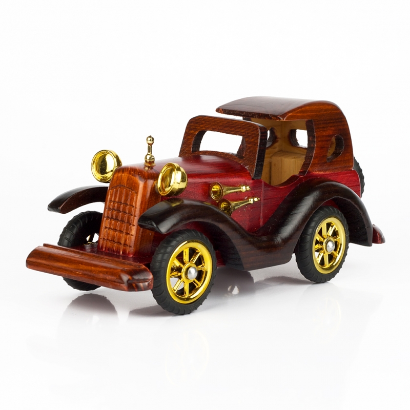 Autíčko s vyřezávaným chladičem