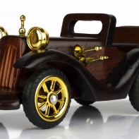 Auto dřevěné tmavé