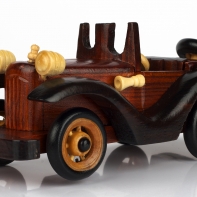 Auto s dřevěným volantem