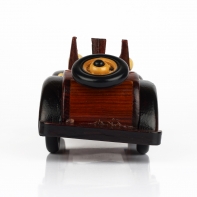 Auto s dřevěným volantem