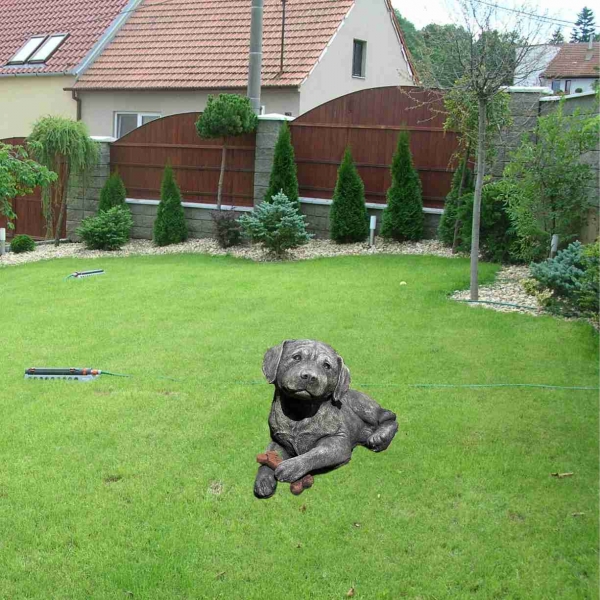 Betonová socha labrador s kostí 40 cm 10 kg