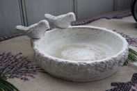 Betonové pítko pro ptáky s motivem růží 18cm