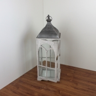 Bílá dřevěná lucerna s kovovou stříškou velká
