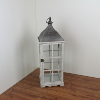 Bílá dřevěná lucerna s kovovou stříškou velká