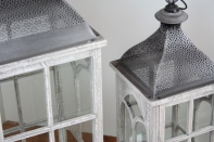 Bílá dřevěná lucerna s kovovou stříškou velká