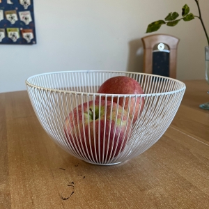 Bílý doplněk do kuchyně - kovový košík