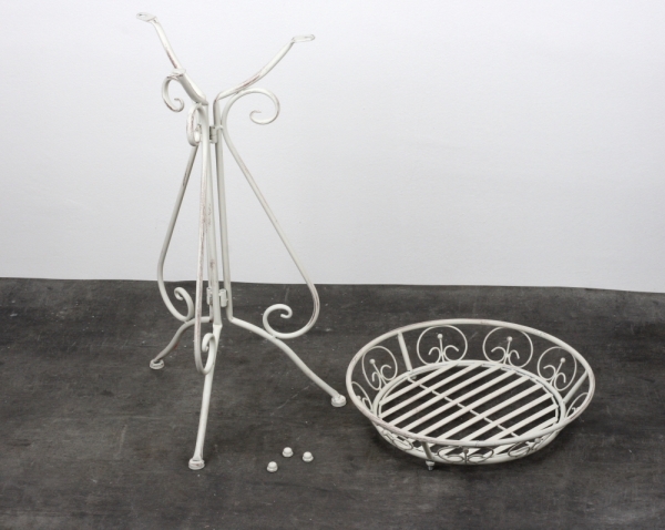 Bílý kovový stojan na květiny 64cm