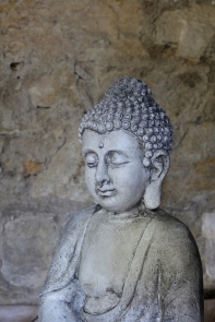 Buddha šedý polyresin 47cm