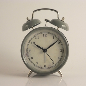 Budík šedý kovový 16cm