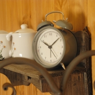 Budík šedý kovový 16cm