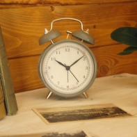 Budík šedý kovový 16cm