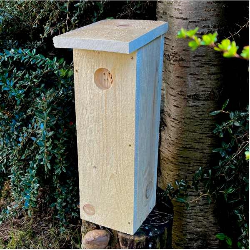 Budka pro strakapouda a datla – česká hnízdní dutina z přírodního dřeva