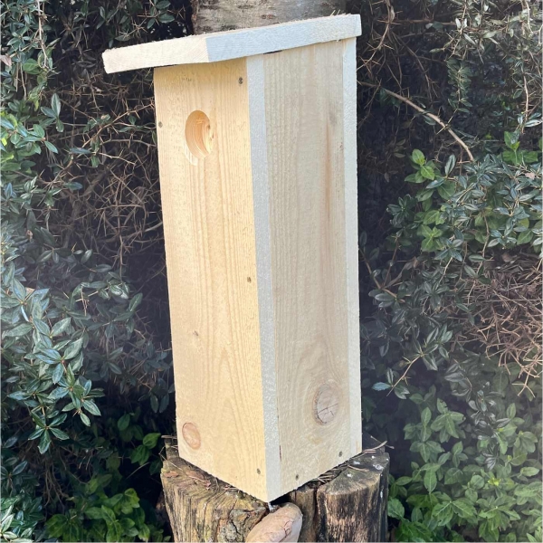 Budka pro strakapouda a datla – česká hnízdní dutina z přírodního dřeva