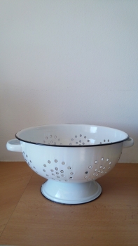 Cedník z bílého smaltu 28cm - POŠKOZENO