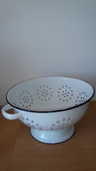 Cedník z bílého smaltu 28cm - POŠKOZENO