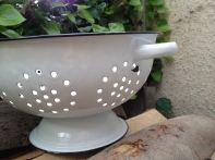 Cedník z bílého smaltu - vyřazeno I.