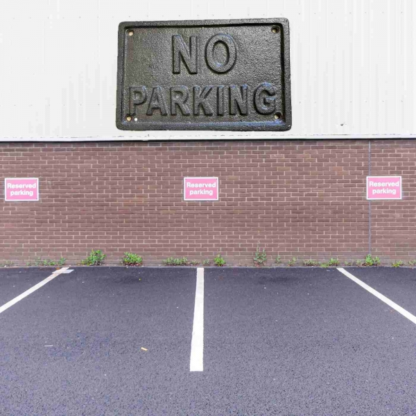 Cedule NO PARKING 17,5×11×0,5cm