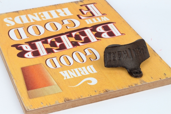 Cedule s otvírákem lahví DRINK GOOD BEER WITH GOOD FRIENDS 18x23cm