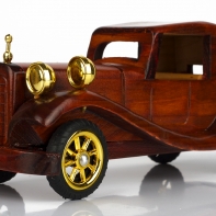 Celokapotované dřevěné autíčko