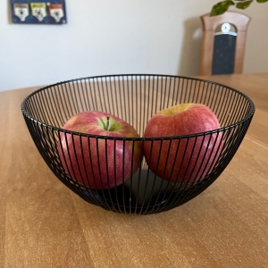 Černý doplněk do kuchyně - kovová mísa