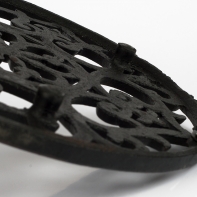 Chalupářská dekorace podložka pod hrnec litina 25cm