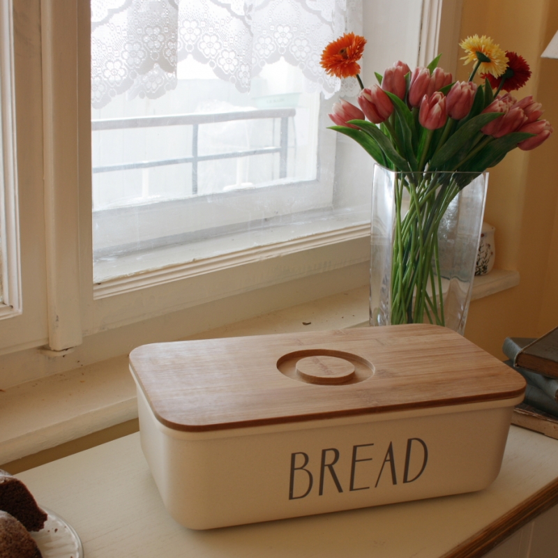 Chlebník s dřevěnou deskou Bread bílý 21x38x12cm