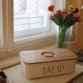 Chlebník s dřevěnou deskou Bread bílý 21x38x12cm