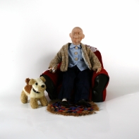 Dědeček v křesle 32cm